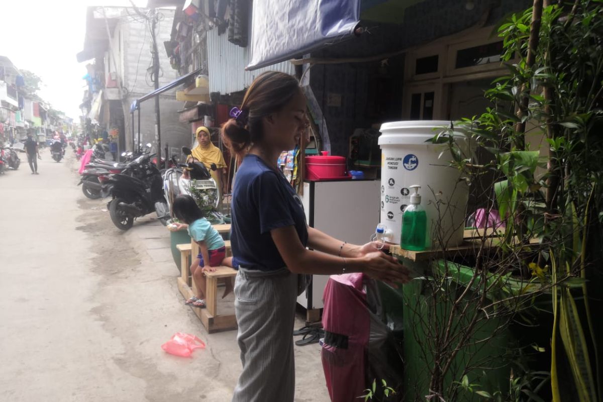 UI inisiasi program ember cuci tangan untuk Kampung Kota Siaga COVID-19