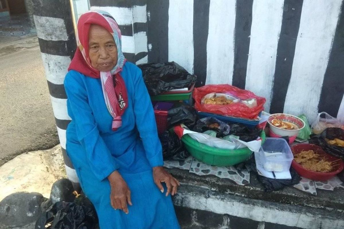 Perempuan Lebak tanpa kenal lelah berjualan keliling kampung atasi kemiskinan