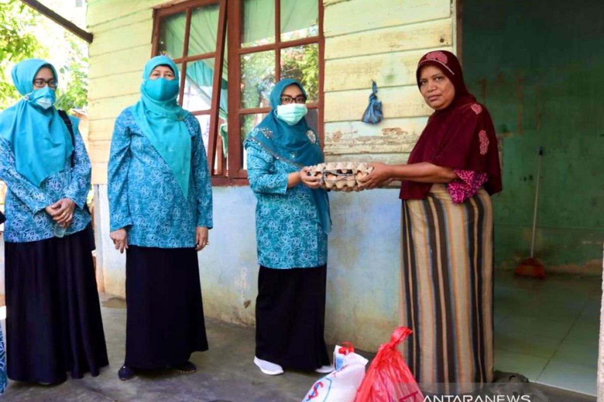 Masyarakat miskin terdampak COVID-19 terima sembako dari PKK Sabang