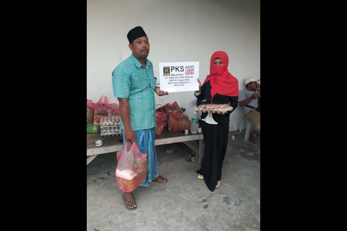 Wakil Ketua MPR Hidayat Nur Wahid salurkan sembako bantu PMI di Malaysia