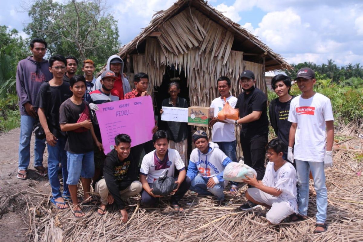 Pemuda Kreatif Enok bagikan sembako kepada warga terdampak COVID-19