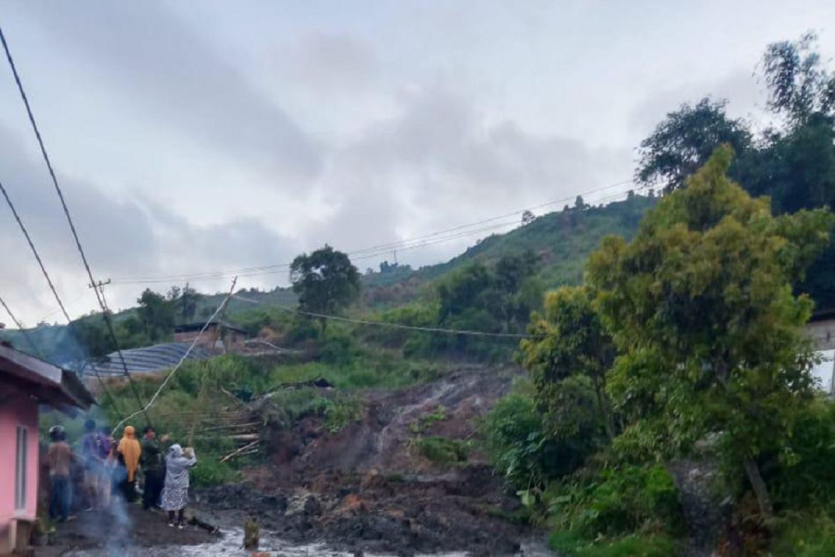 Dua rumah warga Nagari Aie Dingin, Kecamatan Lembah Gumanti tertimbun longsor