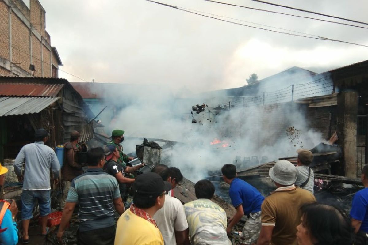 Lilin jatuh, tersiram pertalite, kedai sembako di Saribu Dolok hangus terbakar