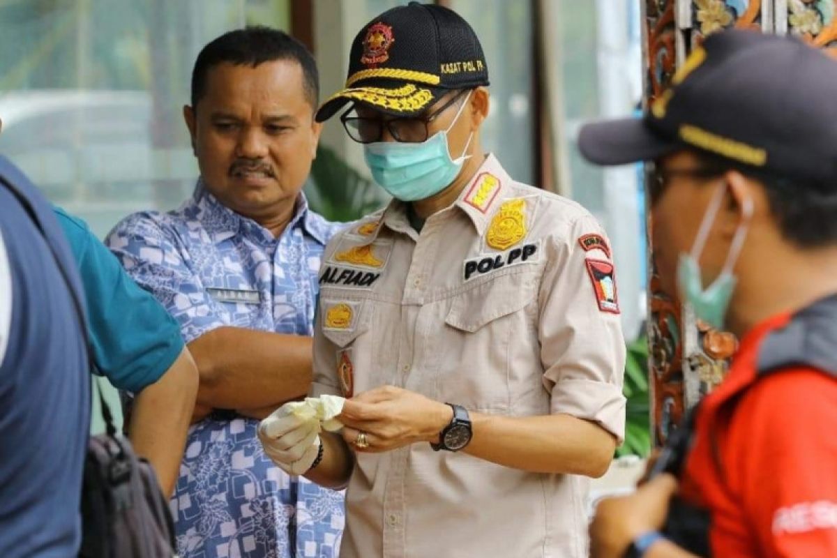 Satpol PP Padang edukasi warga lakukan tradisi ziarah kubur