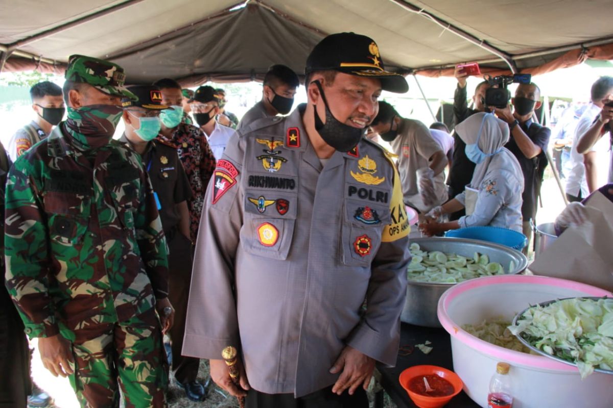 TNI-Polri di Malut salurkan 4.000 makanan untuk masyarakat terdampak COVID-19