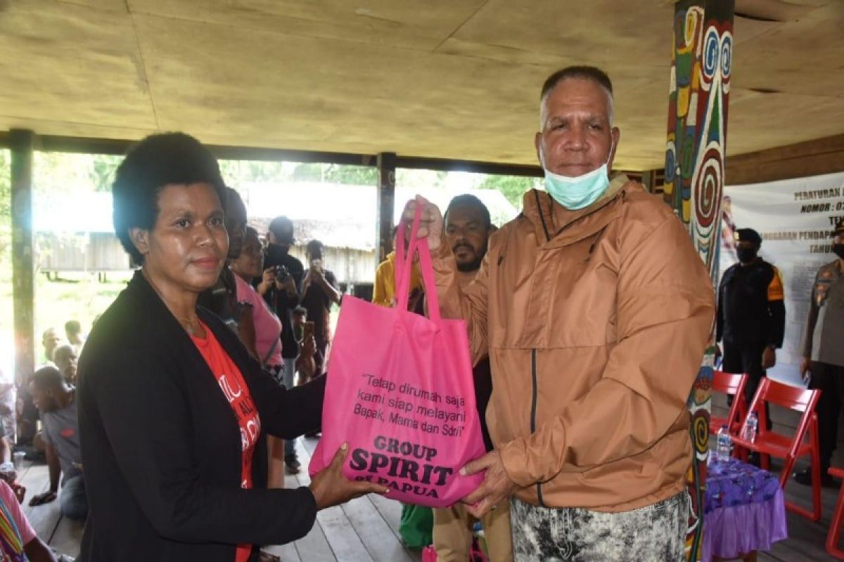 Kapolda Papua dan komunitas The Spirit of Papua bagi sembako warga di Kemtuk