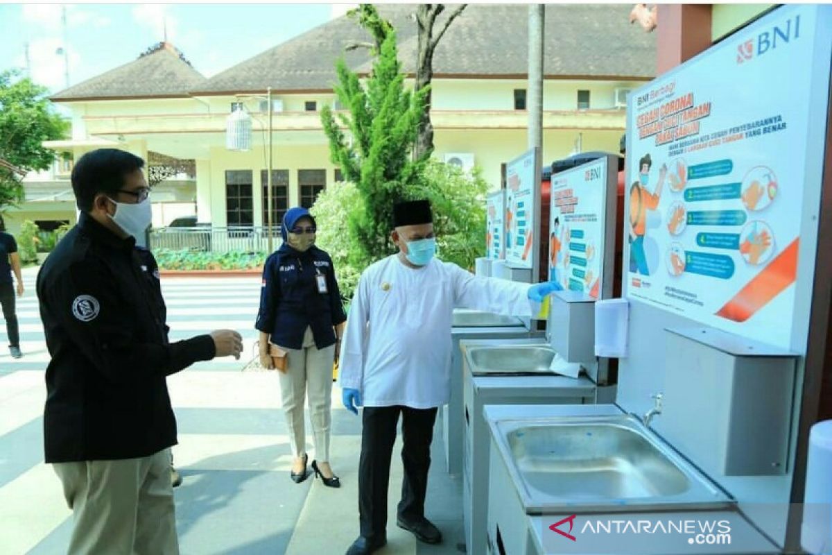 BRI dan BNI turut bantu sarana cuci tangan cegah COVID 19