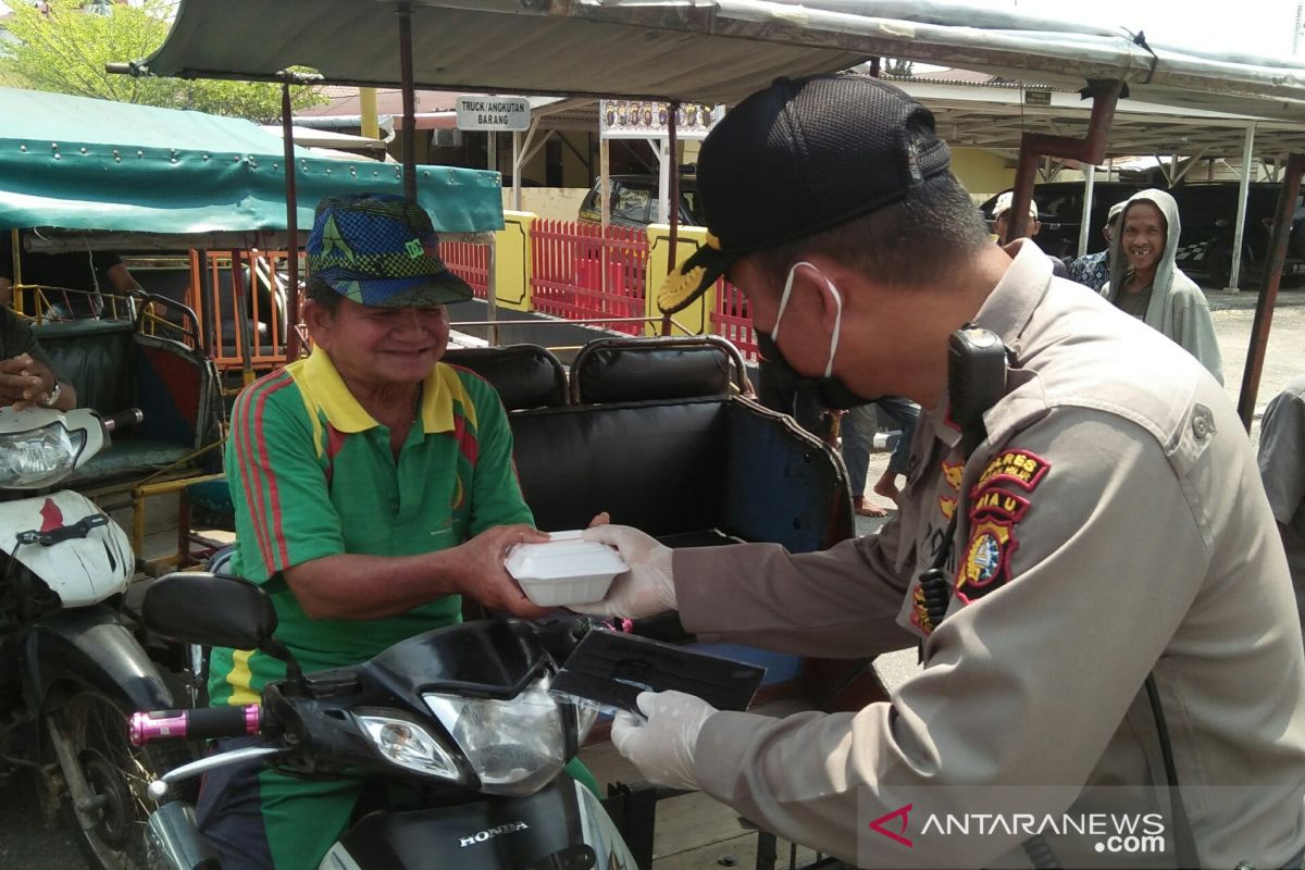Polsek-Bhayangkari Bangko bagikan makanan dan masker ke pengemudi becak