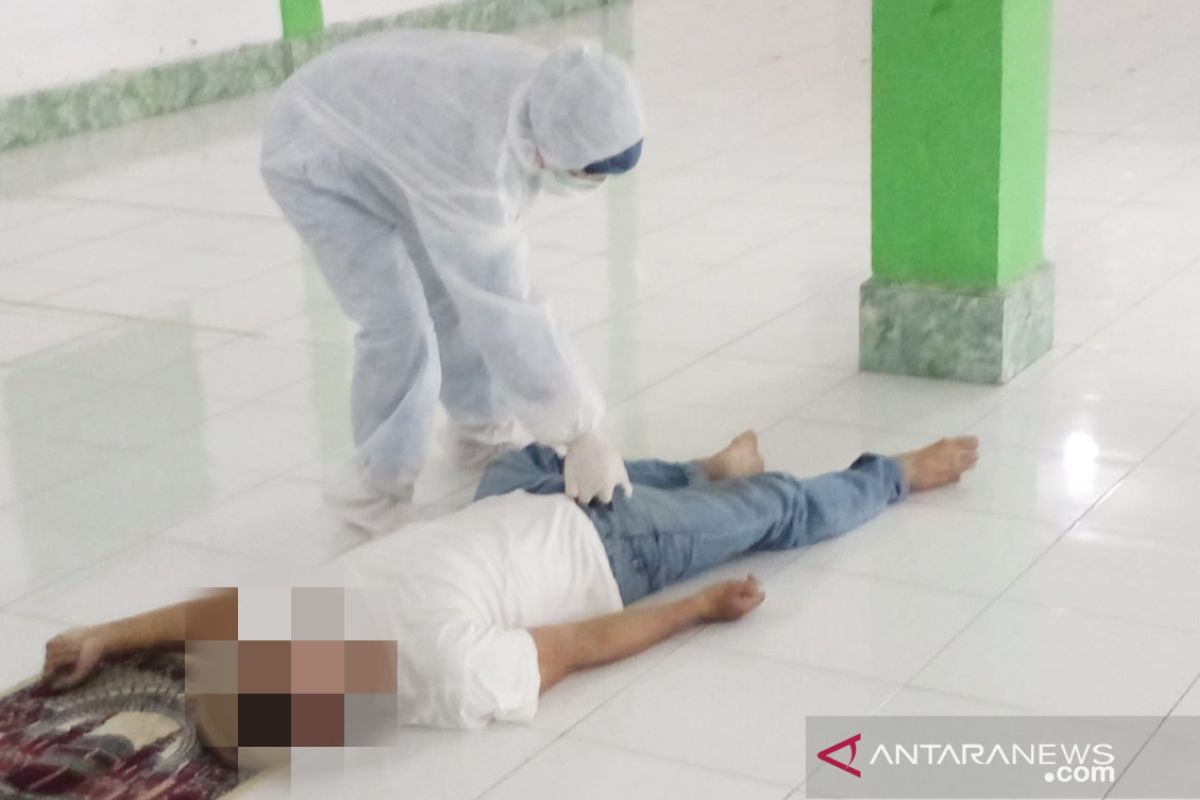 Warga meninggal di rakaat kedua Salat Jumat buat jamaah berhamburan diduga terkena serangan jantung