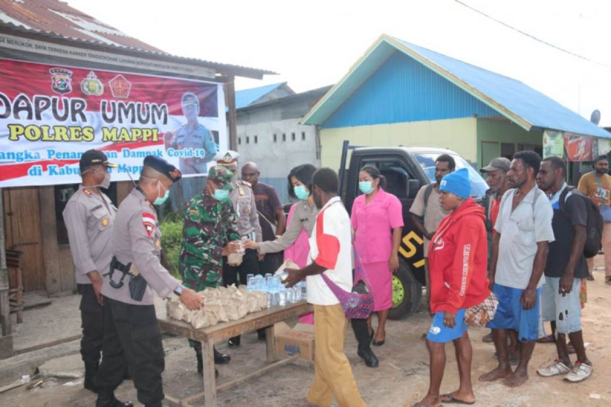 Polri-TNI buat dapur dan bagi makanan kepada warga  di Kabupaten Mappi