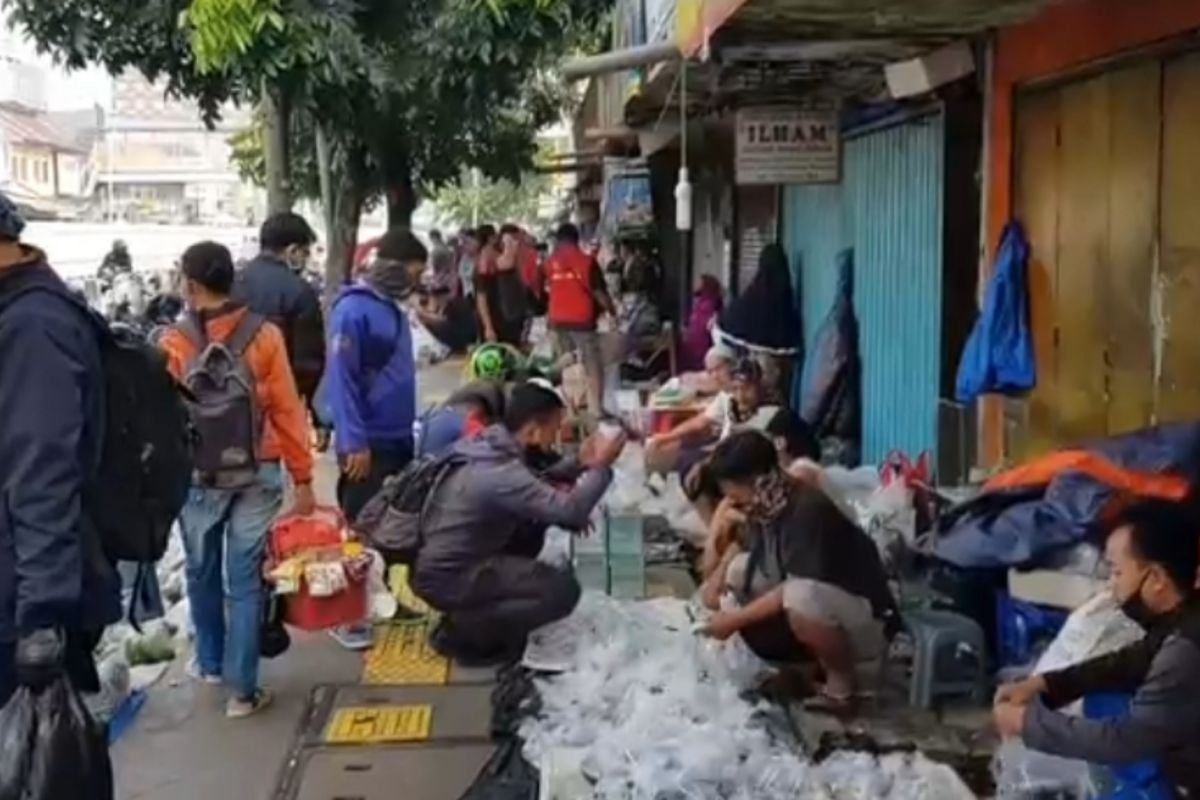 Satpol PP  bubarkan kerumunan Pasar Ikan