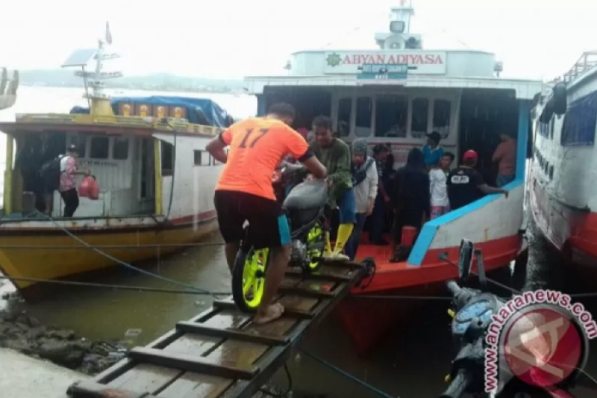 KSOP Kendari mewajibkan penggunaan masker saat masuk pelabuhan