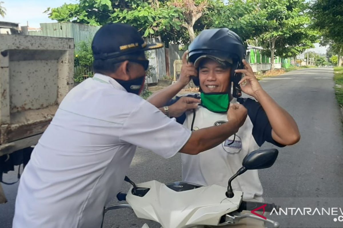 Anggota DPRD Bangka bagikan ribuan lembar masker (Video)