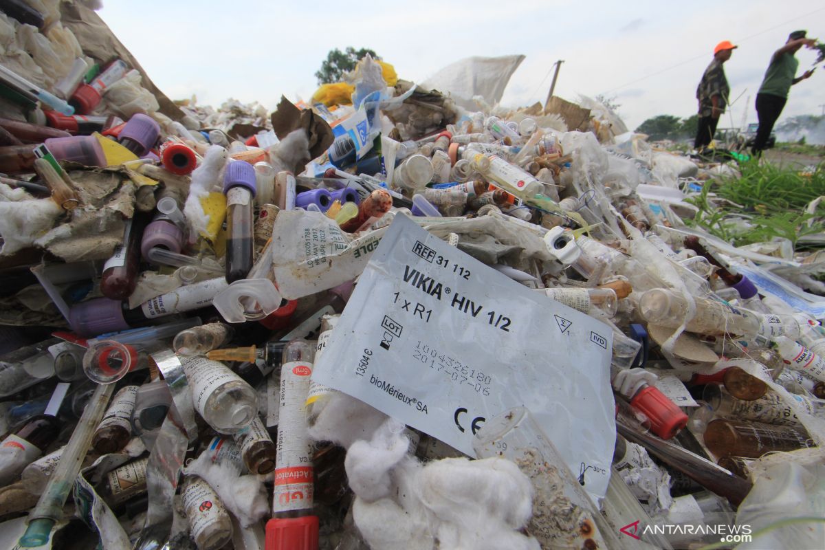 DLH Kepulauan Seribu musnahkan 9 kilogram sampah medis dan B3