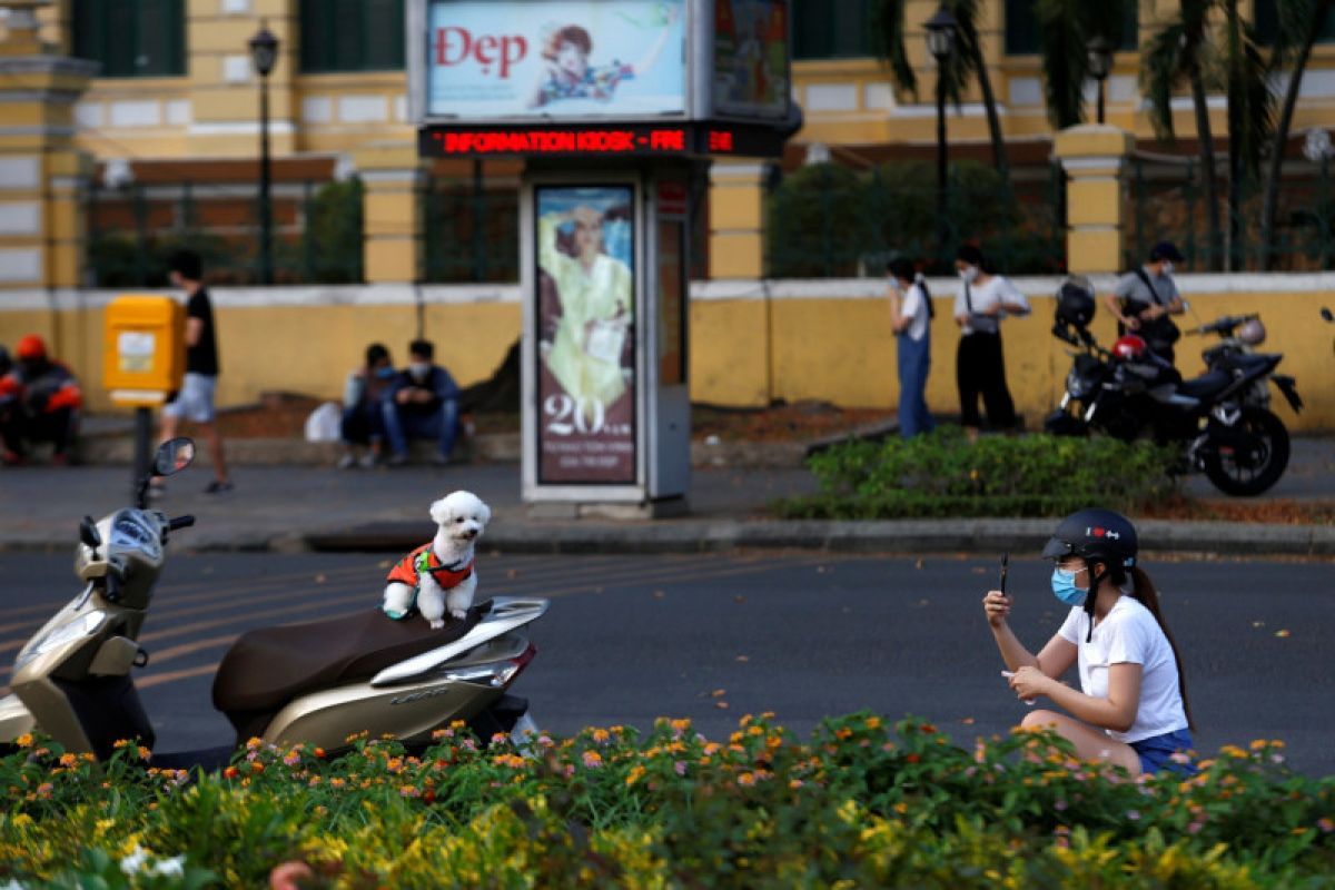 Vietnam perluas pembatasan COVID-19