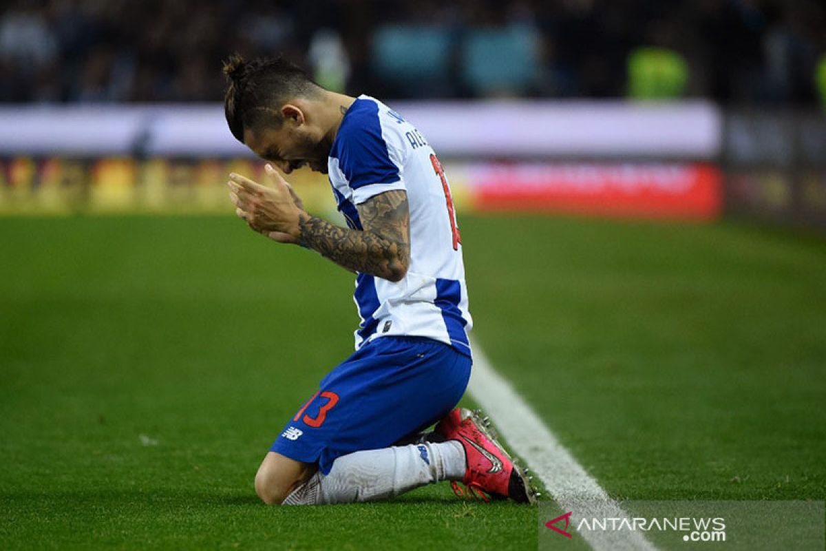 PSG dan Barcelona siap bersaing dapatkan Alex Telles