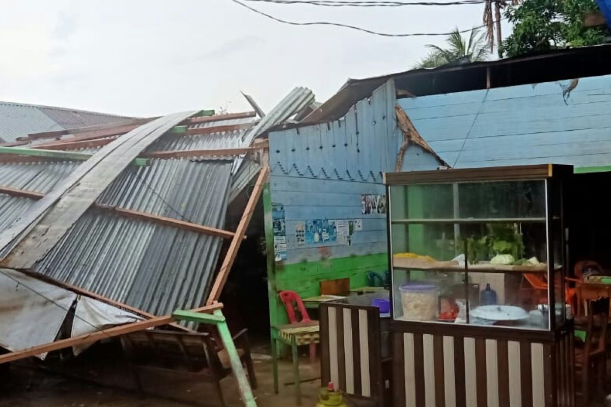 Sejumlah tempat usaha di Aceh Utara rusak diterjang angin kencang