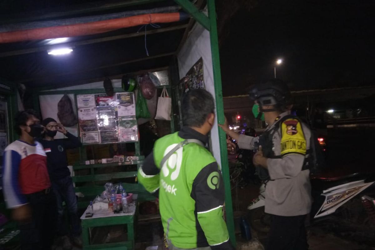 Brimob Polda Metro bubarkan kerumunan remaja pesta miras