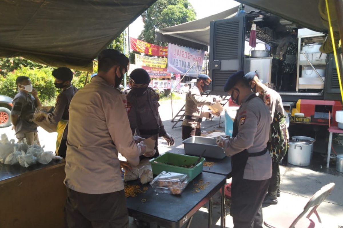 Polda Banten-TNI buka dapur umum di Tangerang