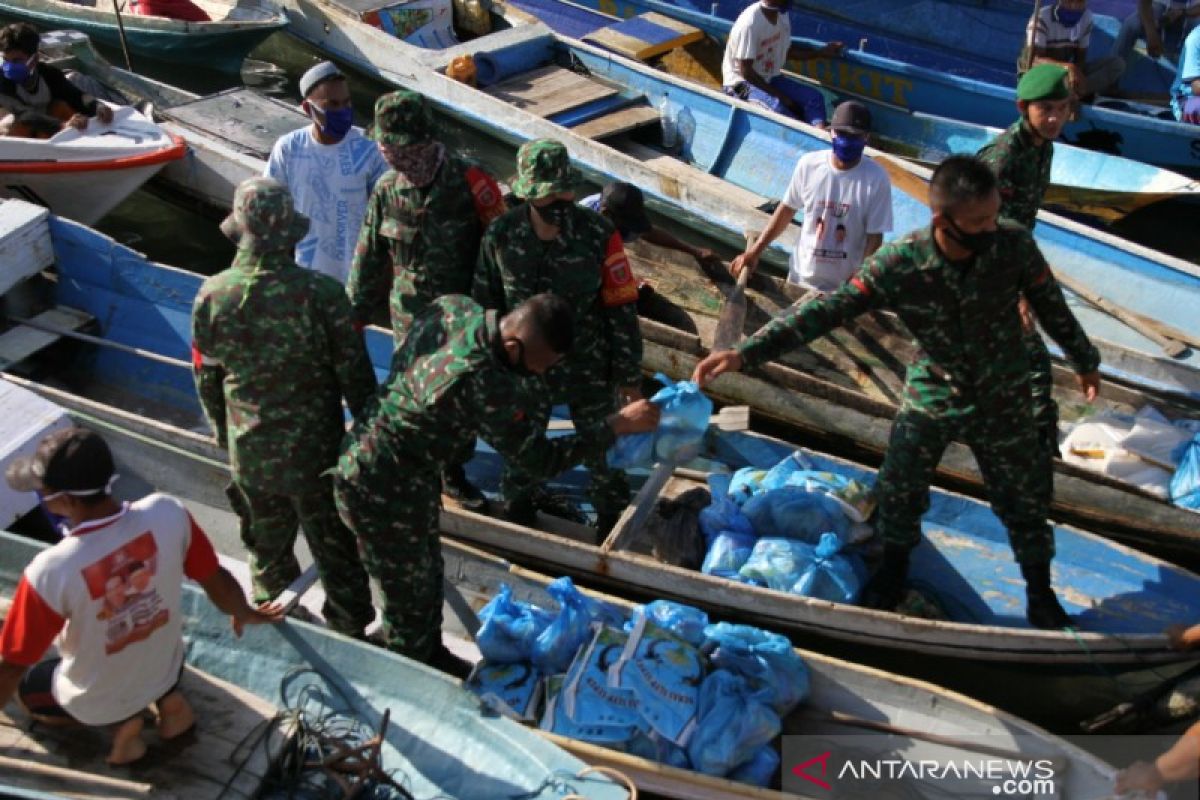 TNI-Polri membagikan sembako pada warga pesisir dampak COVID-19