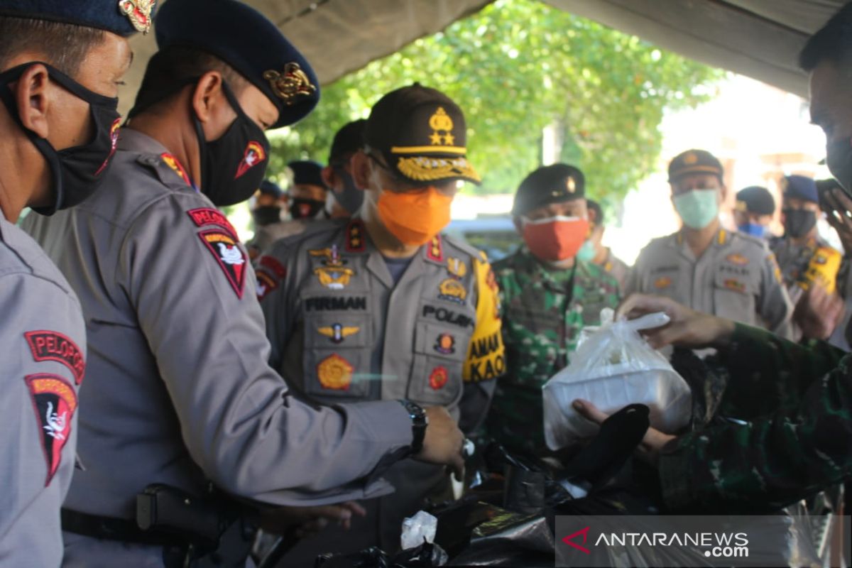 Polda Jambi dan Korem Gapu mendirikan dapur umum selama COVID-19