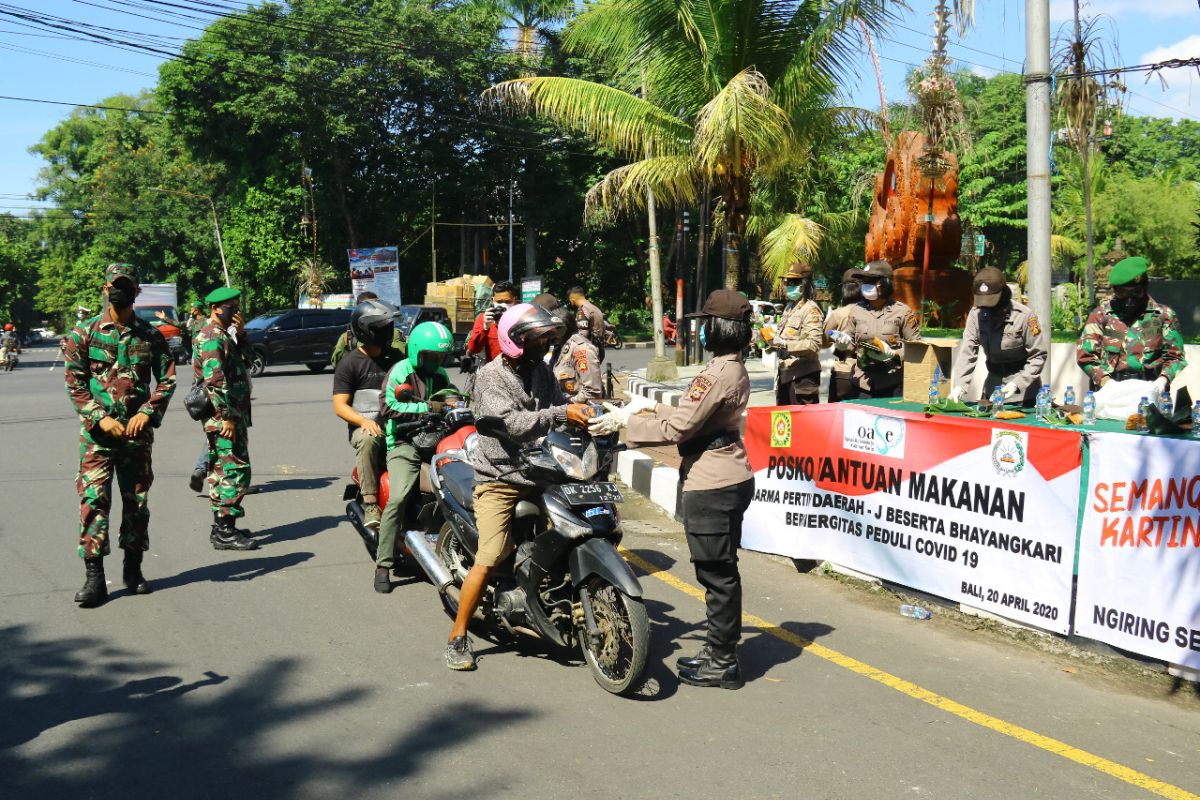 TNI-Polri bagikan 500 nasi bungkus untuk ojek online di Denpasar (video)