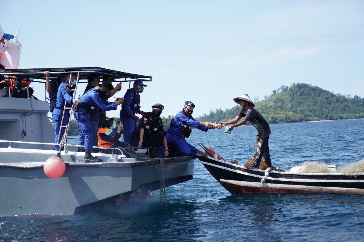 Gandeng Bea Cukai, Ditpolairud Polda Sumbar salurkan bantuan ke nelayan