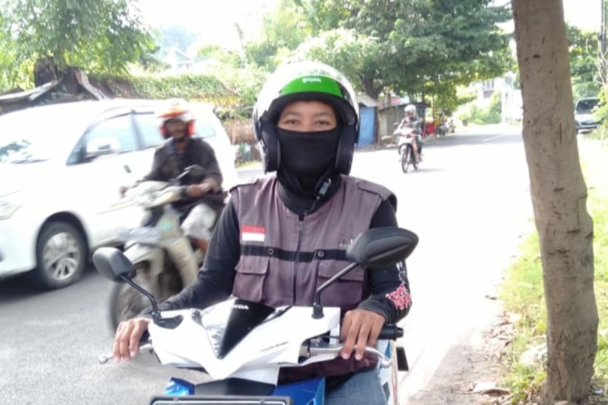 Pengemudi ojol wanita tetap layani penumpang di tengah pandemi COVID-19