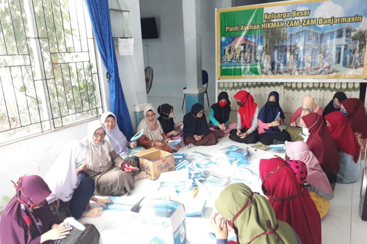 Para siswi Panti Zam Zam Banjarmasin buatkan APD COVID-19 bantu tenaga medis