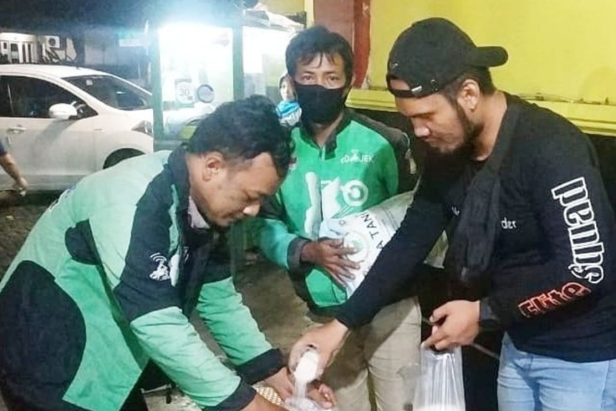 Elit Squad Gojek bantu pekerja harian dengan gerakan satu gelas beras