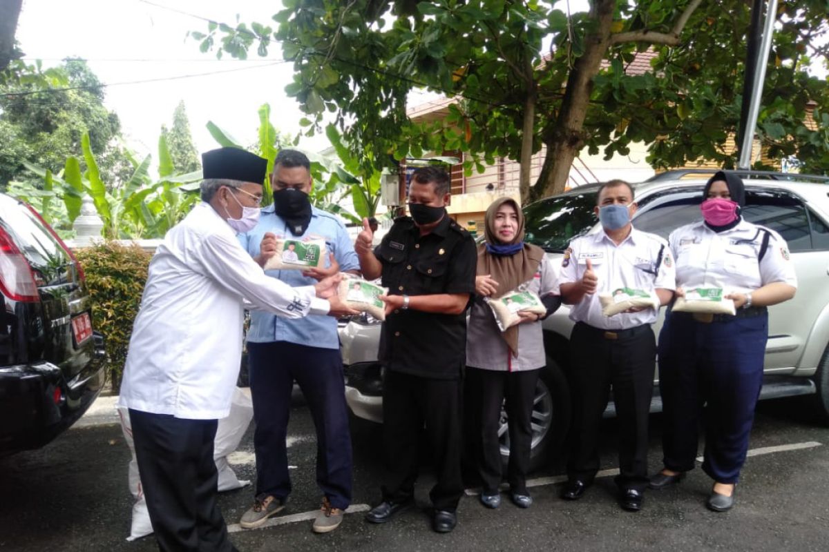 Anggota DPRD Kalsel Suripno bagikan seribu paket sembako