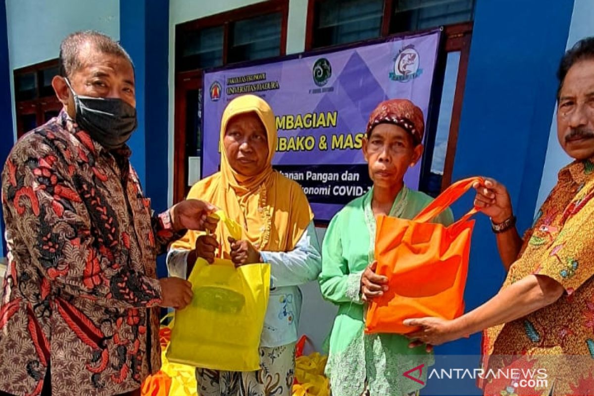 Unira Pamekasan bagi-bagi sembako kepada warga terdampak COVID-19