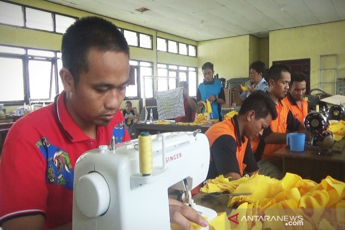 Warga binaan Rutan Kapuas diberdayakan membuat masker kain