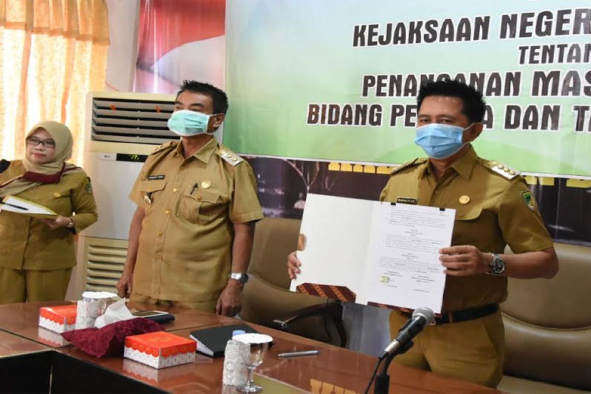 Pemkab-Jaksa Barito Utara teken MoU bantuan hukum