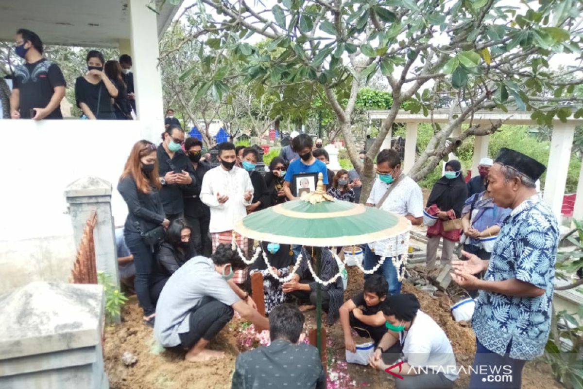 Komedian Nunung hadiri pemakaman ibunda