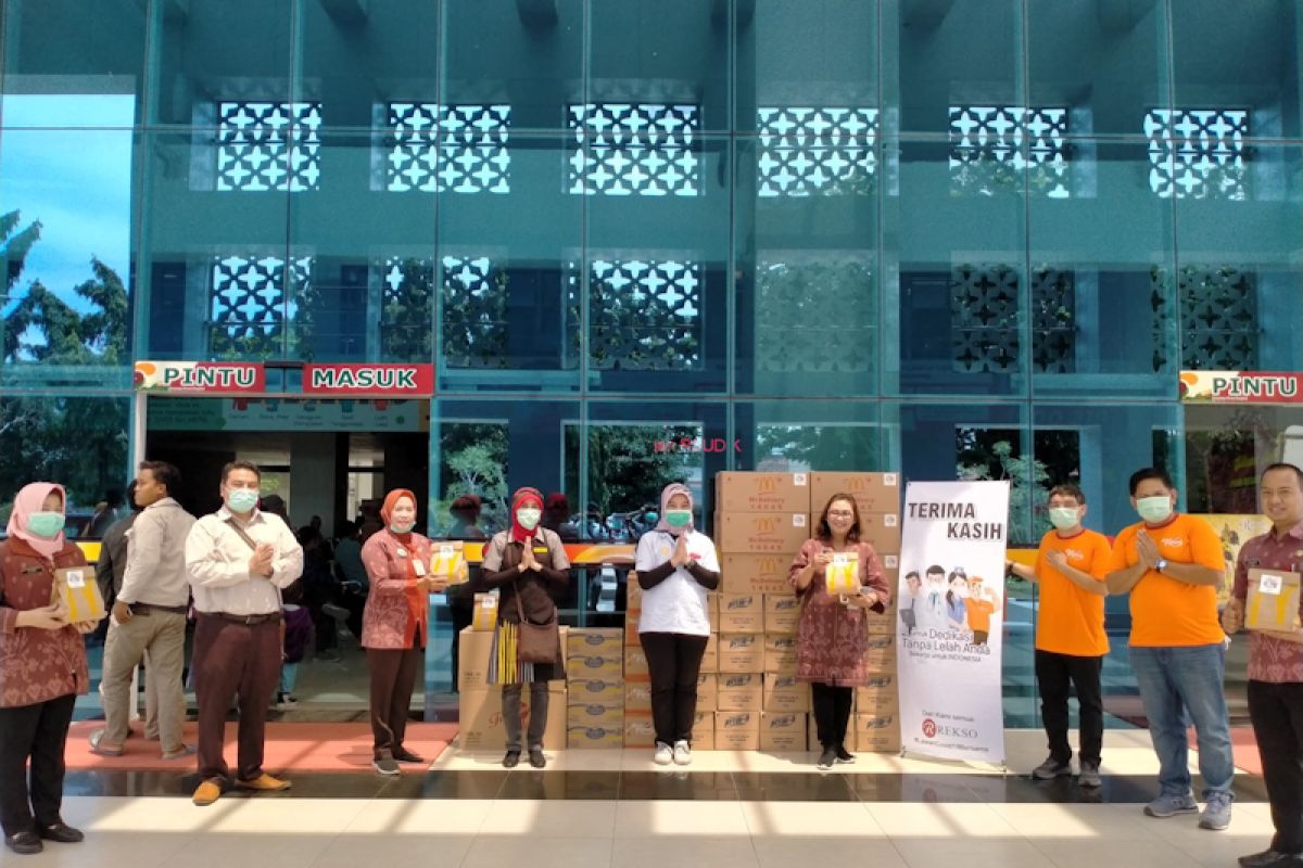 McDonald's bagikan APD dan ribuan paket makanan untuk petugas medis