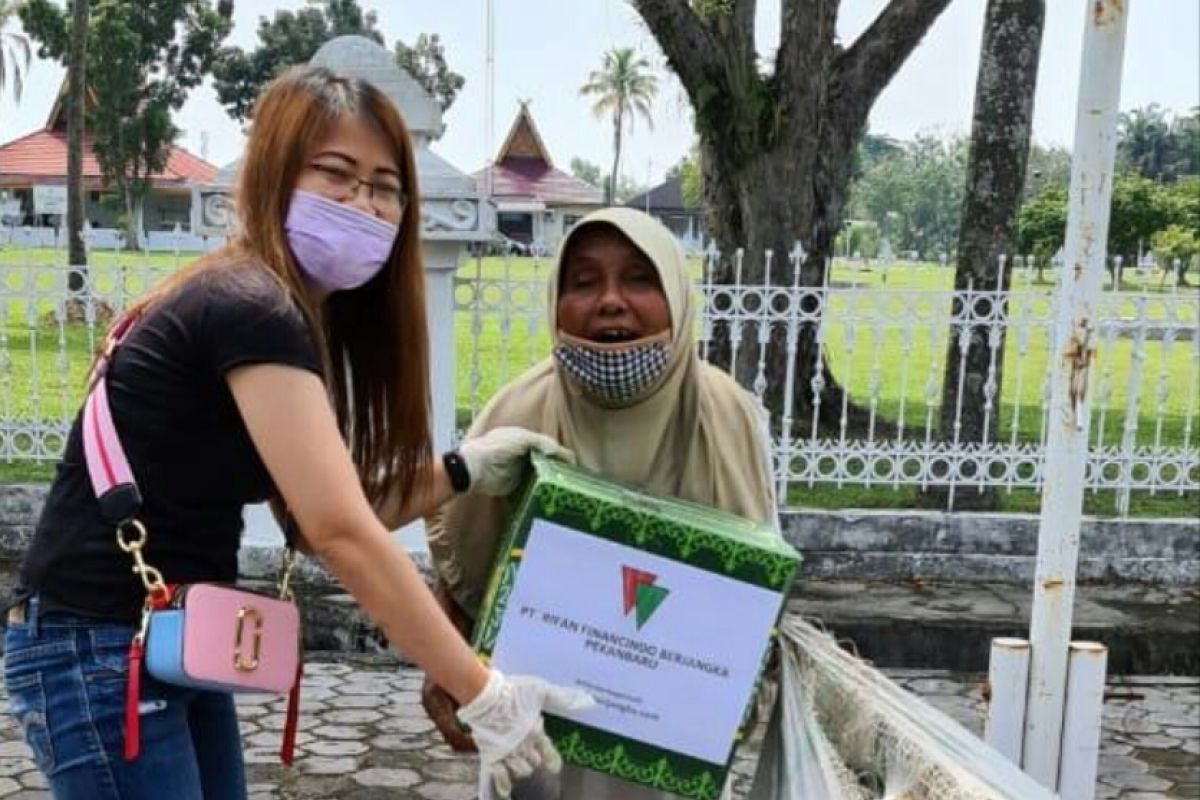 PT RFB donasi sembako untuk penyapu jalan dan pemulung Pekanbaru
