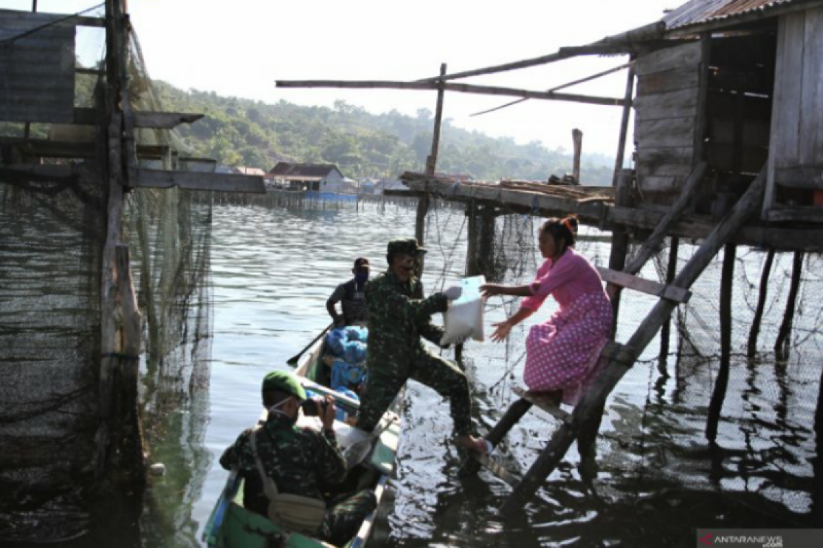 Dandim 1417/Kendari gunakan sampan membagikan sembako pada Suku Bajo