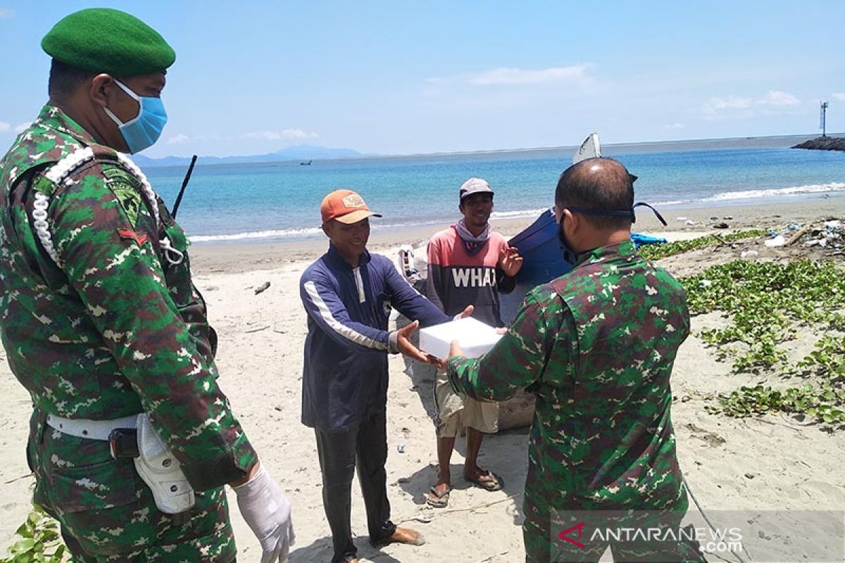 TNI bagikan makanan kepada nelayan di Aceh