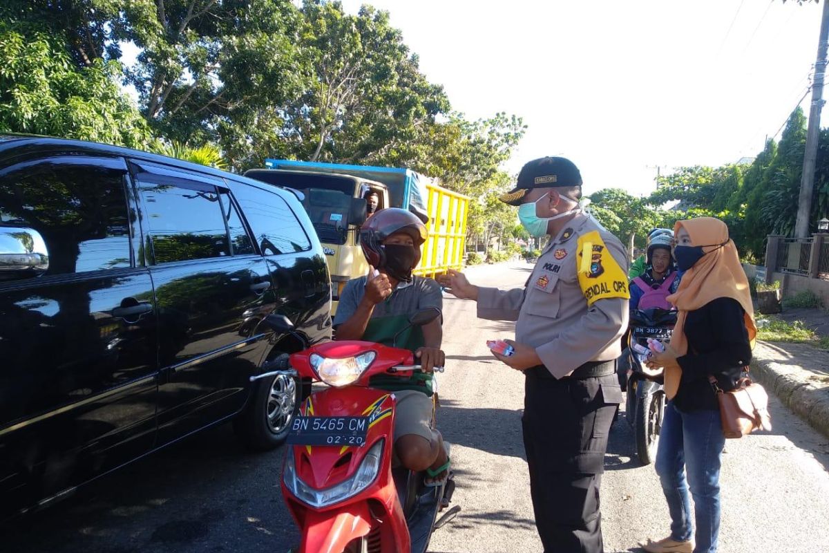 Alumni SMANSA Pemali bagikan 7.500 botol Hand Sanitizer (Video)