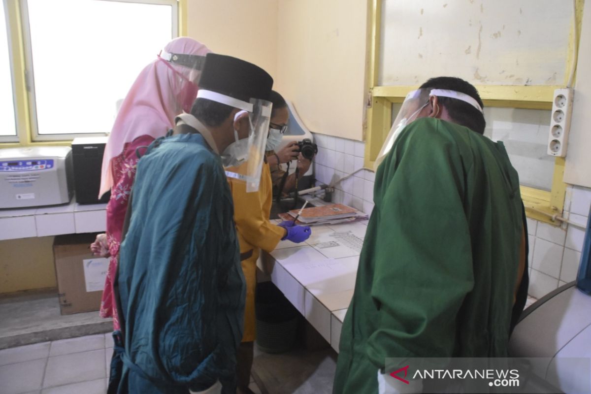 Tenaga medis di Kabupaten Gorontalo lakukan tes cepat COVID-19