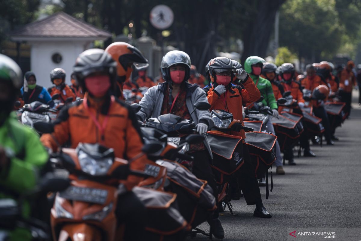 Merentangkan jaring pengaman untuk kelompok rentan