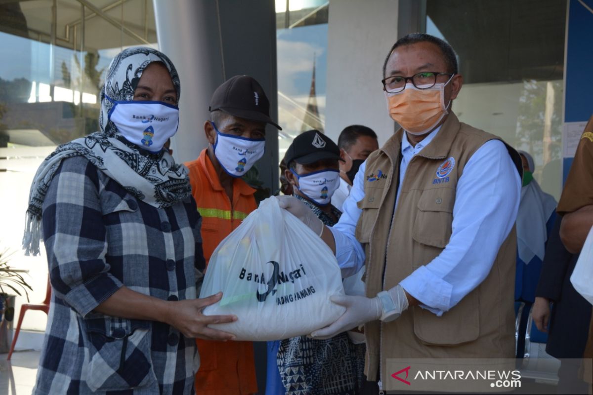 Bank Nagari Padang Panjang serahkan bantuan APD dan sembako