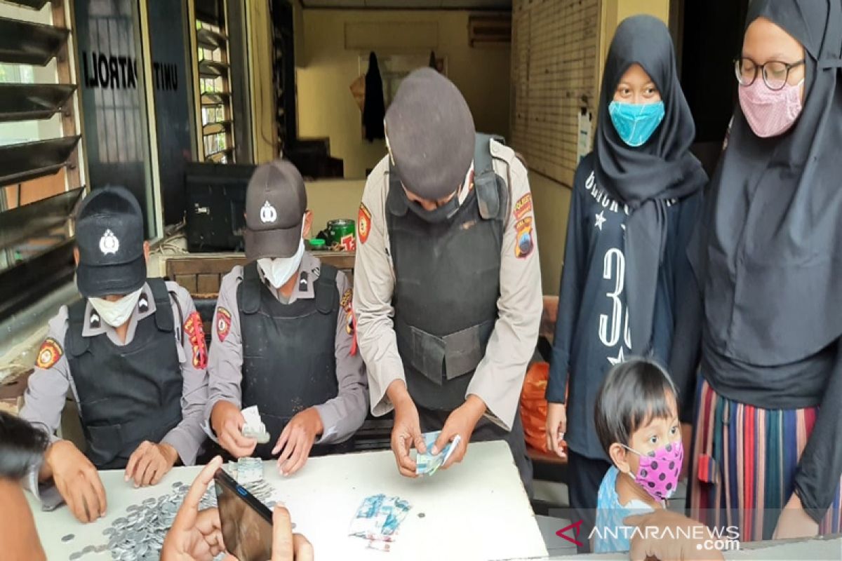 Siswa SMP warga Manahan Solo pecah celengan untuk bantu masyarakat terdampak COVID-19