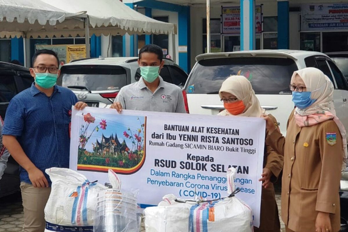 Perantau Minang Yenni Rista Santoso bantu RSUD Solok Selatan APD penanganan COVID-19