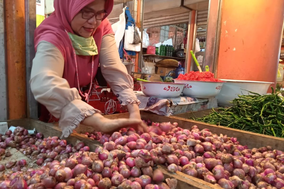 Harga bawang merah di Pasar Raya Padang meroket, capai Rp50.000 per kilogram