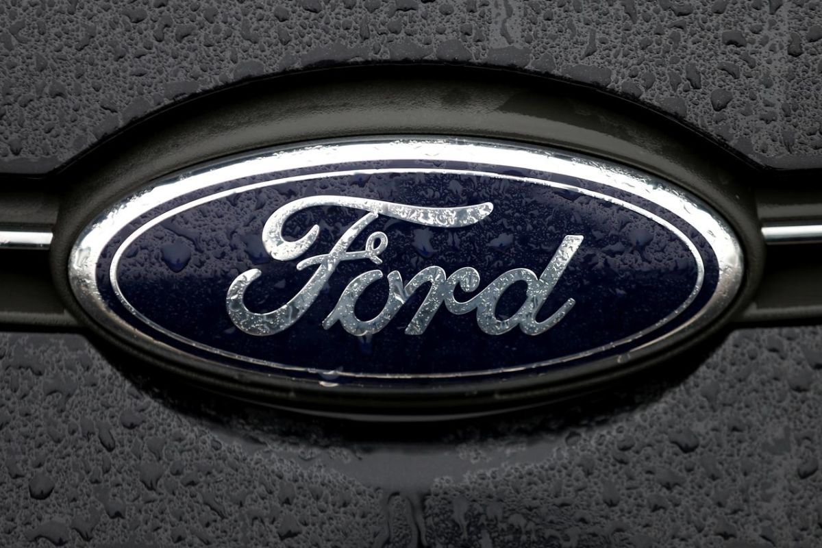 Ford uji arloji pintar jaga jarak pegawai pabrik