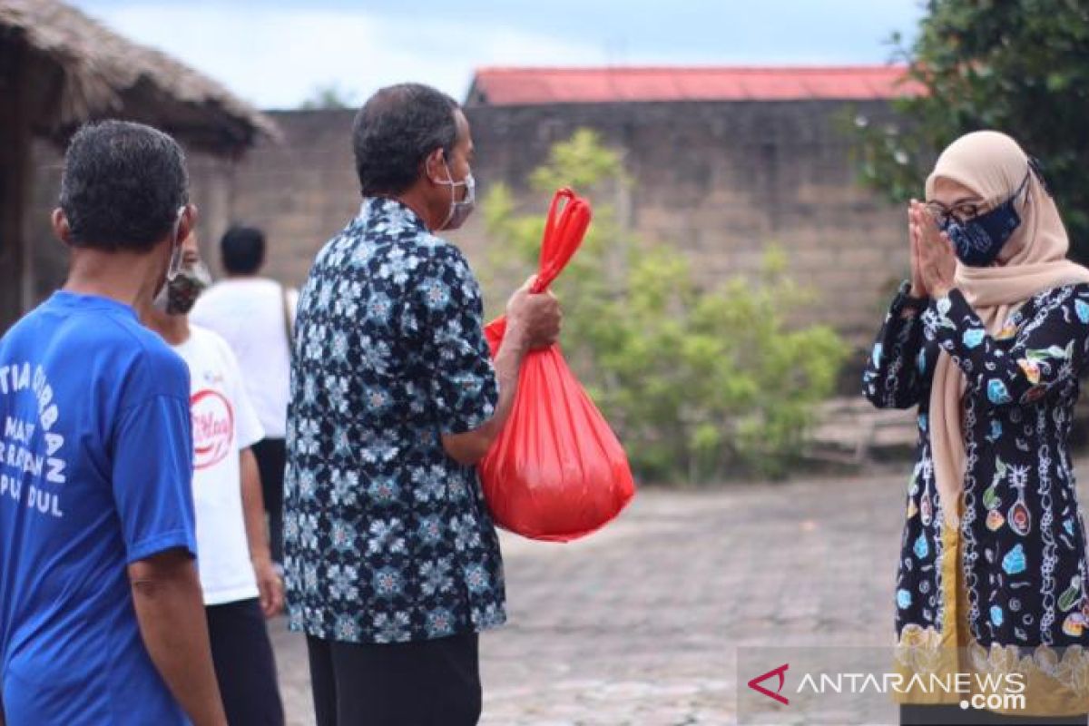 Ibu Melati Erzaldi Distribusikan Kebutuhan Pokok Pada Masyarakat