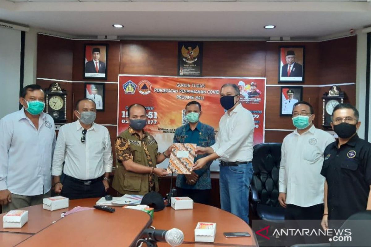 Pelaku pariwisata Bali-Aptisi serahkan bantuan masker 