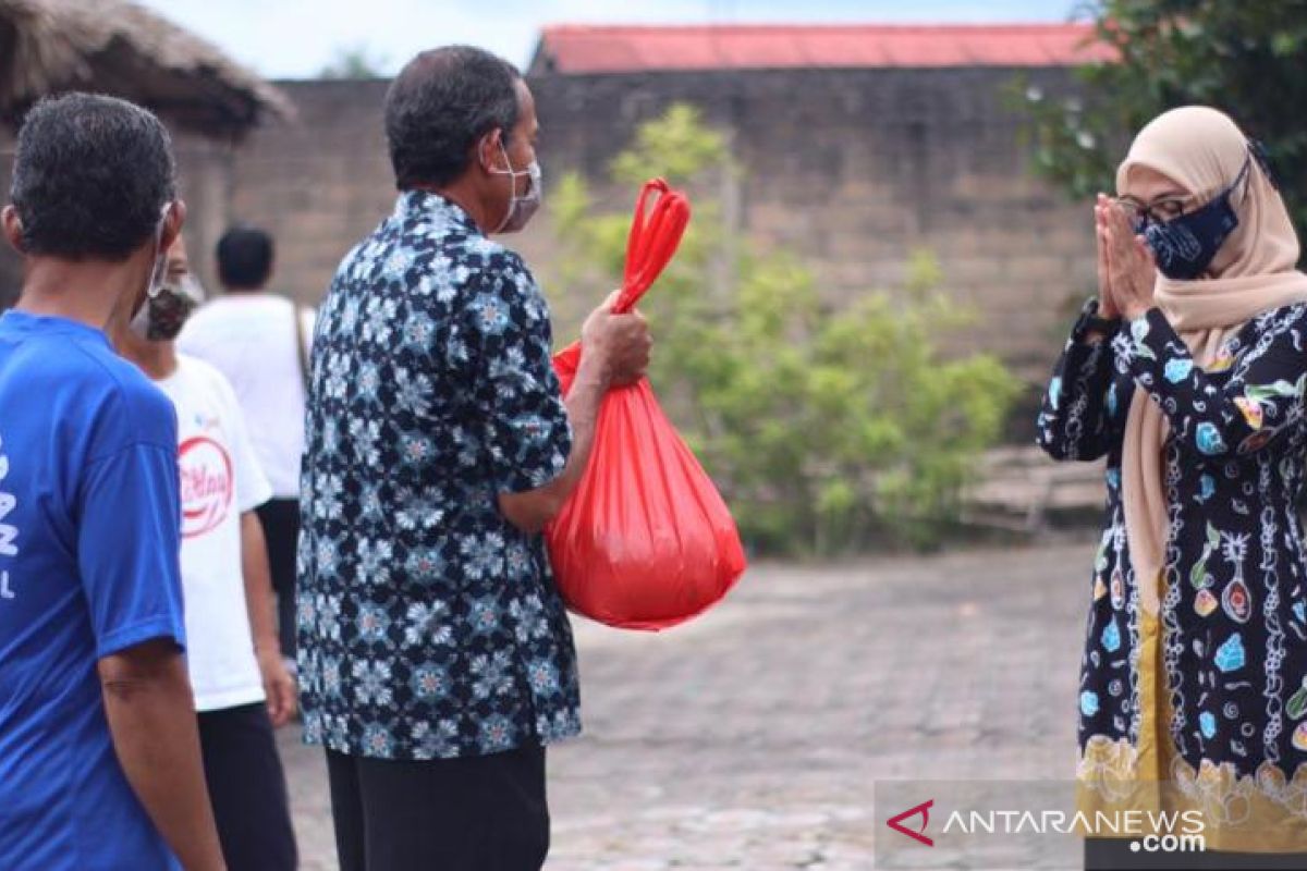 Dekranasda Babel bagikan sembako dan masker ke porter bandara